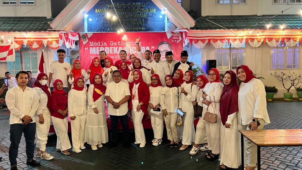 Foto Bersama Walikota Gorontalo dalam Acara Merdeka Bicara oleh Bapppeda Kota Gorontalo dalam Rangka HUT RI Ke 77